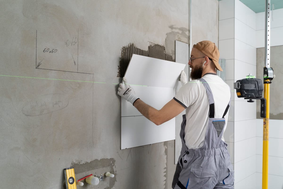 Artisan Decorengifo au travail sur un chantier